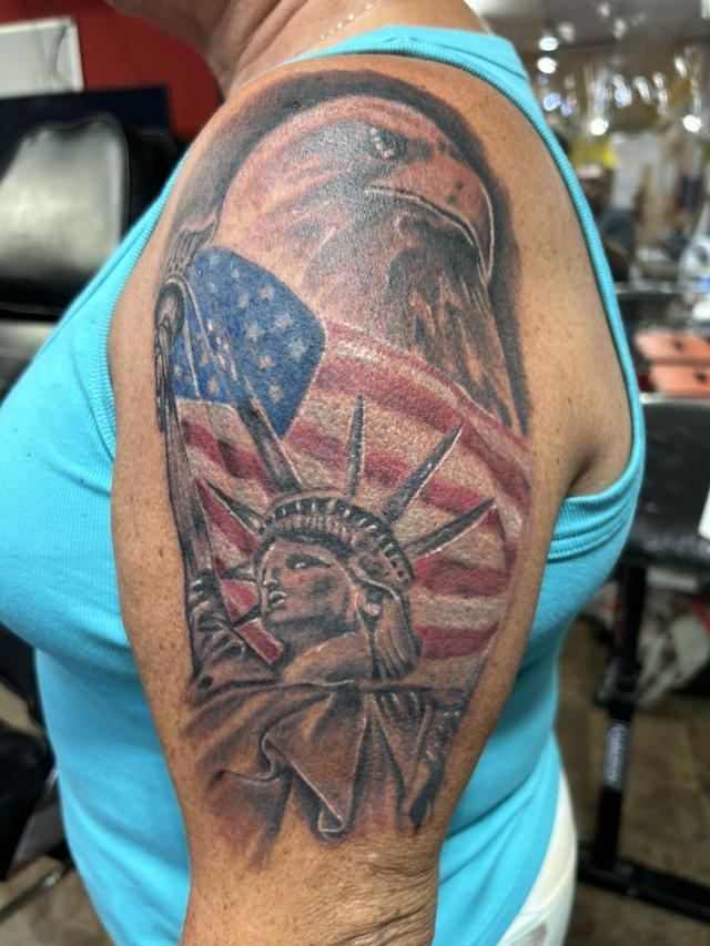 Color Statue of Liberty, eagle and flag shoulder piece
